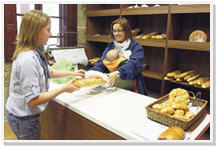 Una tienda de pan en la calle San Xosé, primer local abierto en Cangas con licencia exprés
