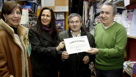 Xan Cancelas (izda), onte, na sua tenda, xunto ao alcalde, recibindo o diploma de mans da titular autonómica