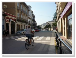 Ciclista na Rúa San Roque, Ribadeo.